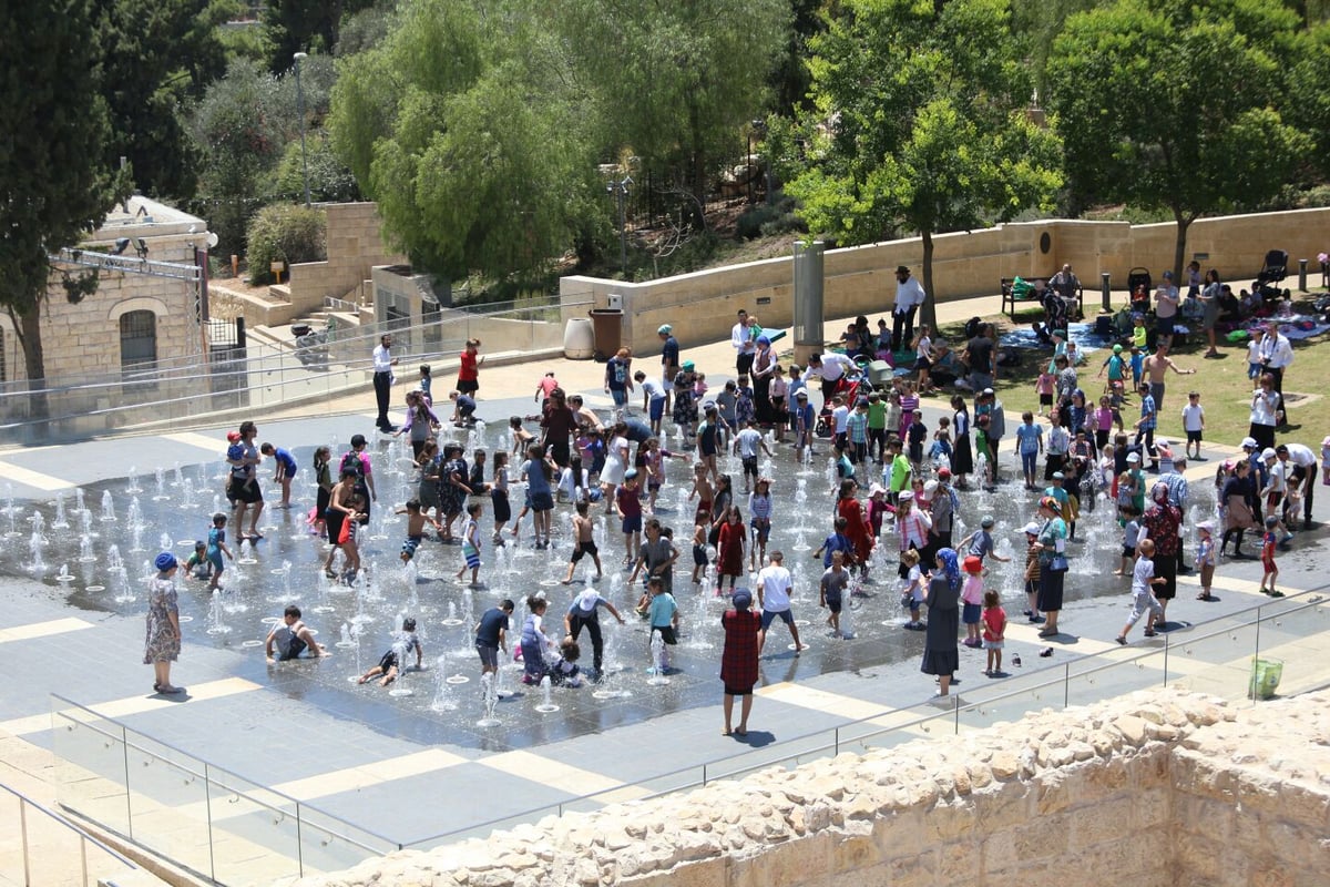 כך ילדי ירושלים מתמודדים עם החום • צפו