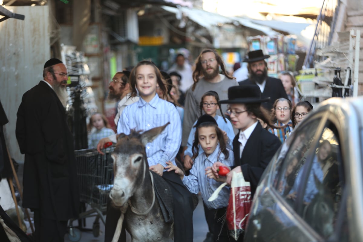 בין הזמנים במאה שערים: תיעוד צבעוני • צפו