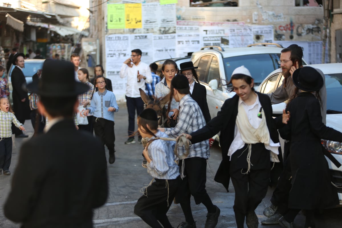 בין הזמנים במאה שערים: תיעוד צבעוני • צפו