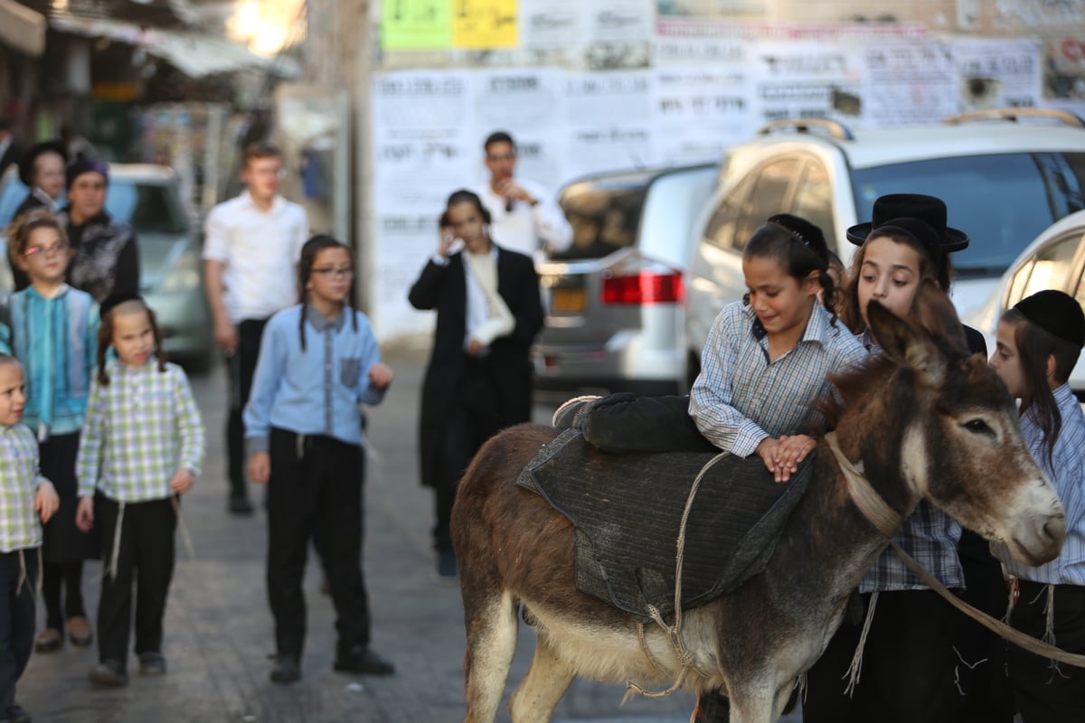 בין הזמנים במאה שערים: תיעוד צבעוני • צפו