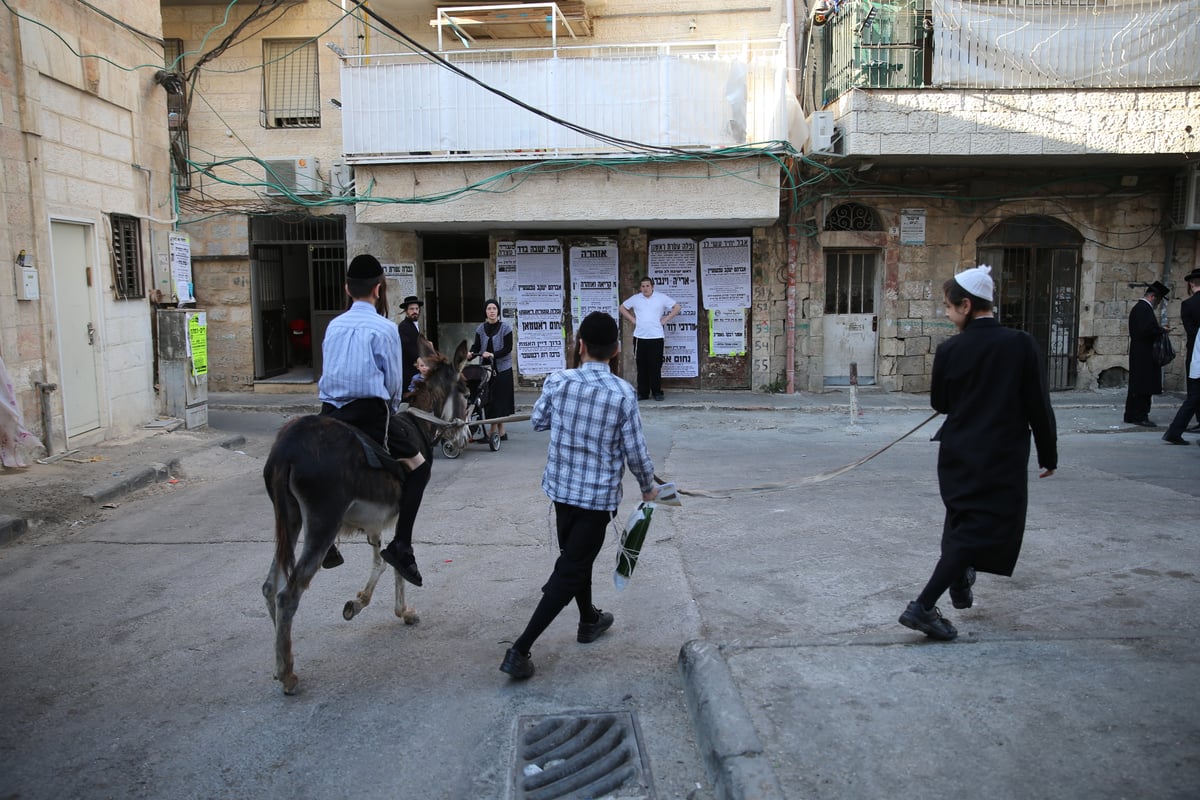 בין הזמנים במאה שערים: תיעוד צבעוני • צפו