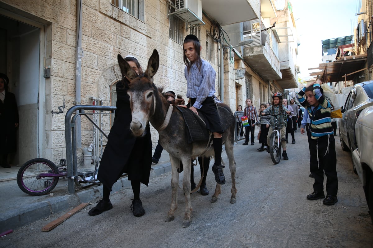 בין הזמנים במאה שערים: תיעוד צבעוני • צפו