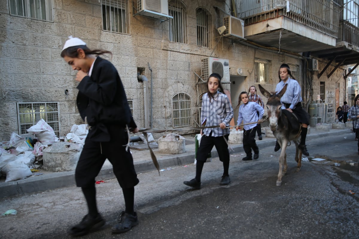 בין הזמנים במאה שערים: תיעוד צבעוני • צפו