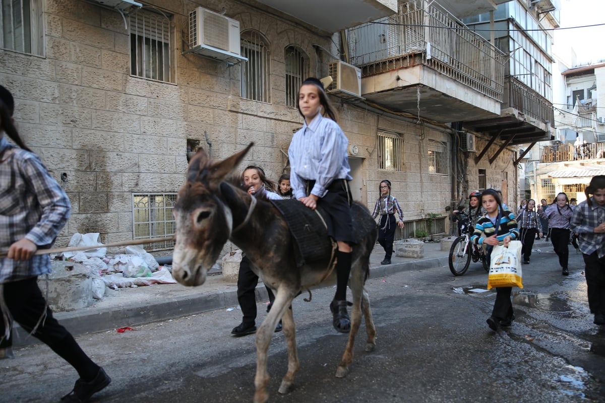 בין הזמנים במאה שערים: תיעוד צבעוני • צפו