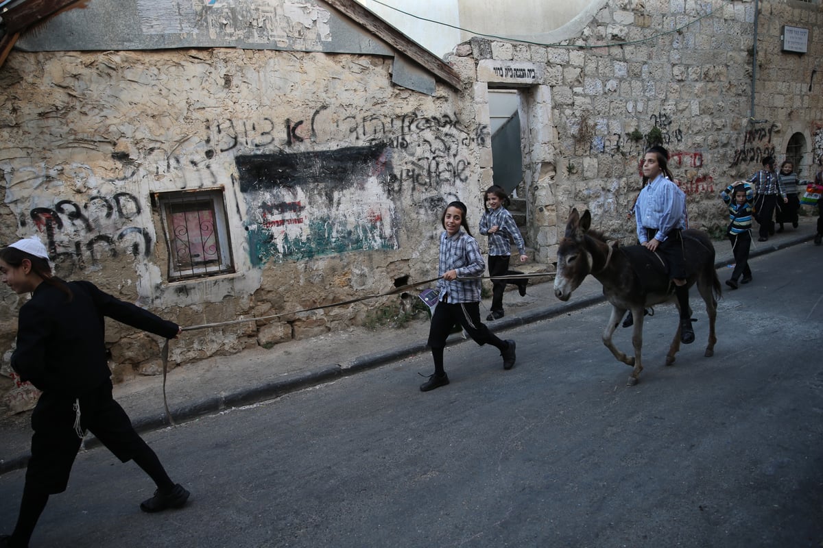 בין הזמנים במאה שערים: תיעוד צבעוני • צפו