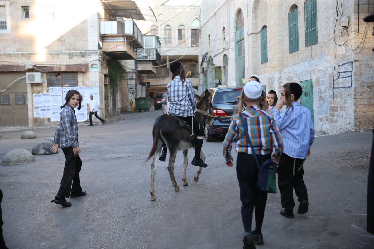 בין הזמנים במאה שערים: תיעוד צבעוני • צפו