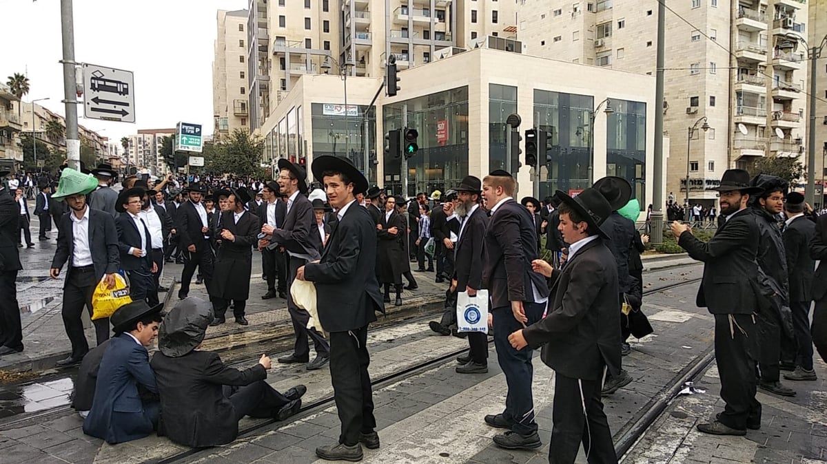 צפו: מפגיני 'הפלג' חוסמים את הרכבת הקלה בירושלים