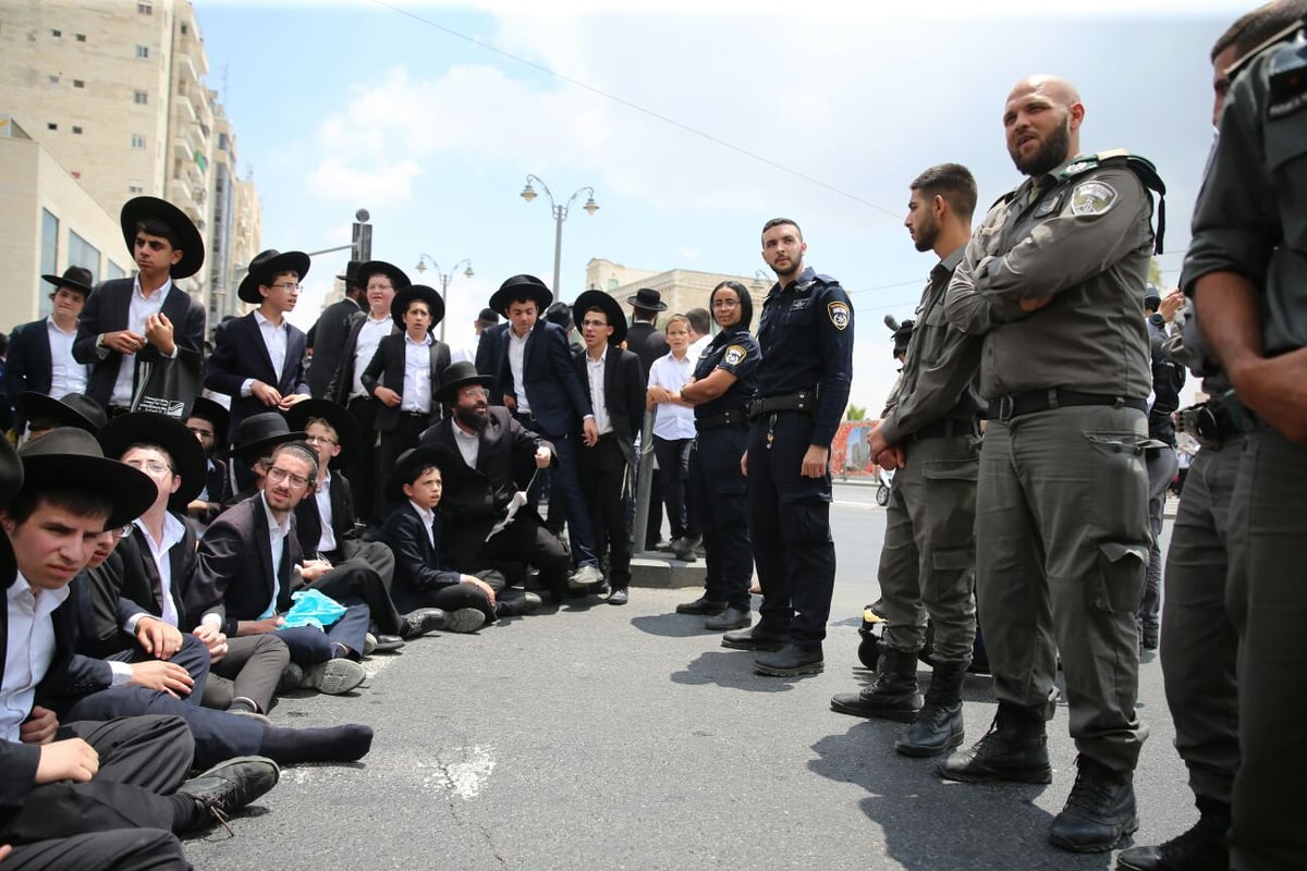 הפגנת 'הפלג',  הגלריה של חיים גולדברג. צפו