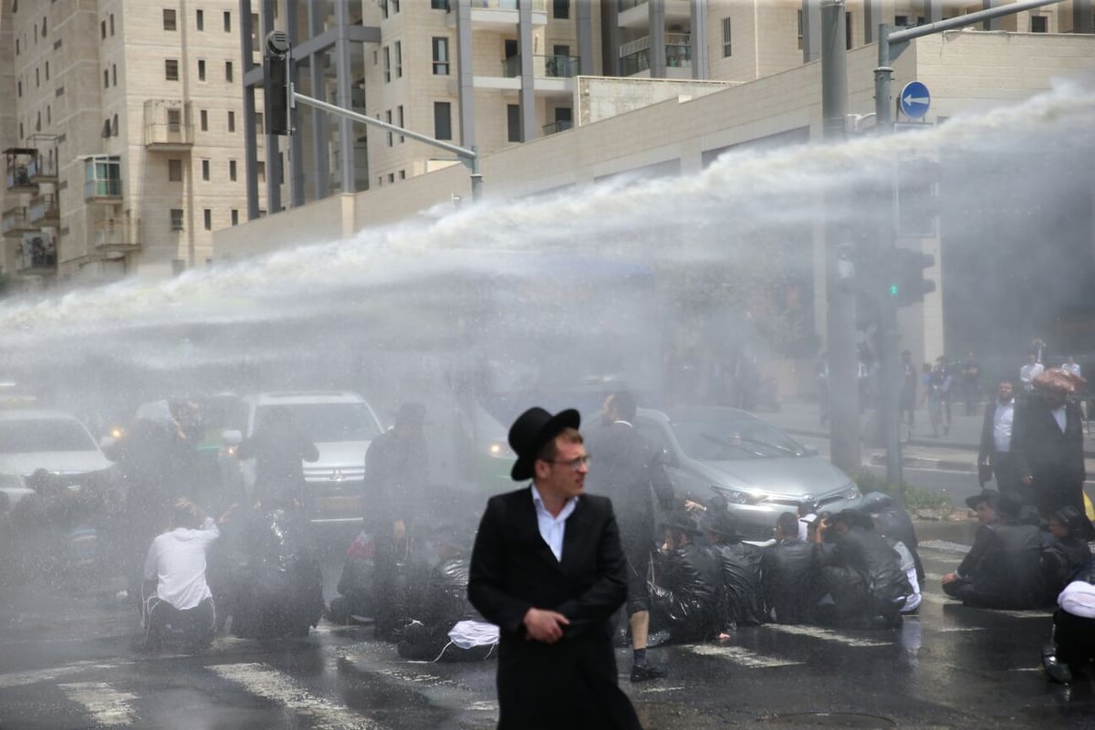 הפגנת 'הפלג',  הגלריה של חיים גולדברג. צפו