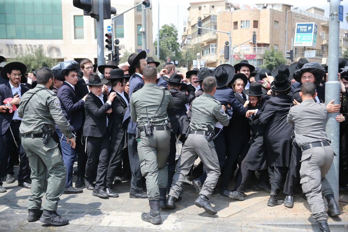 הפגנת 'הפלג',  הגלריה של חיים גולדברג. צפו