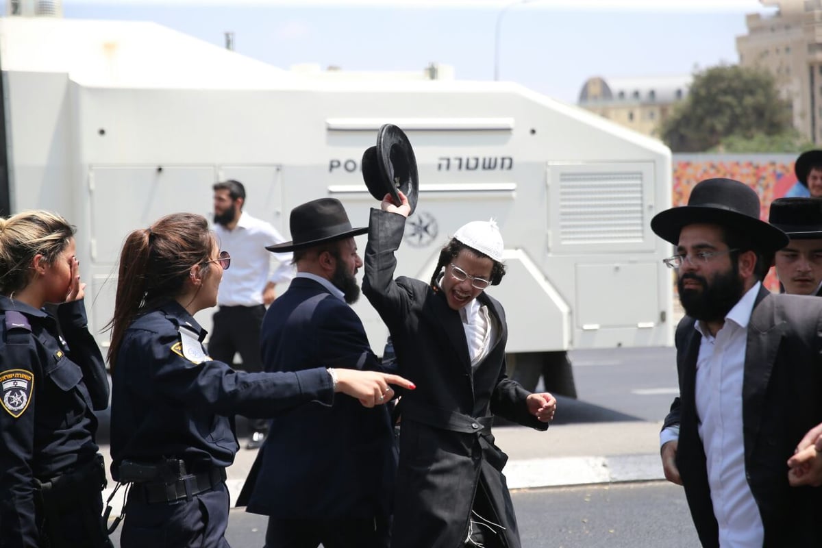 הפגנת 'הפלג',  הגלריה של חיים גולדברג. צפו