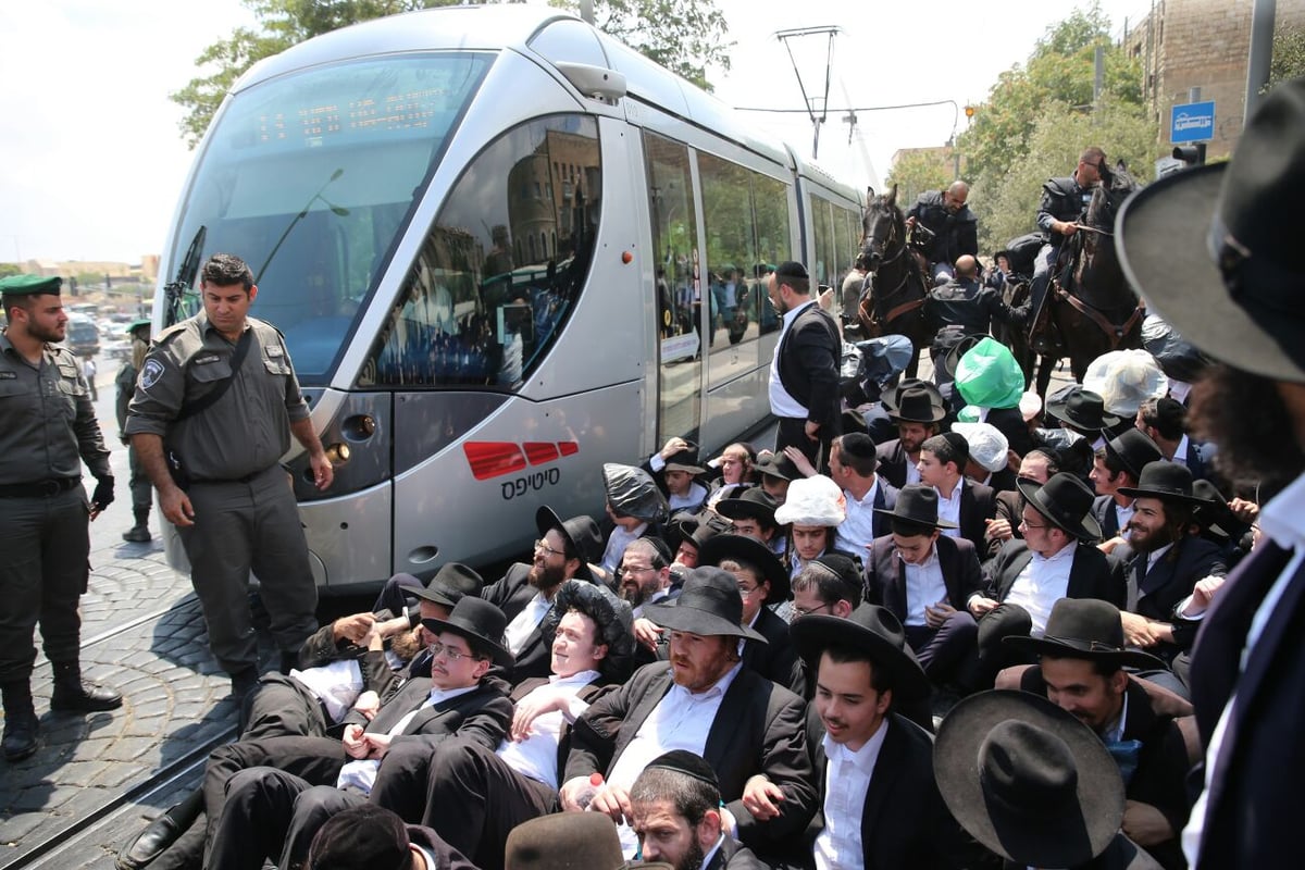 הפגנת 'הפלג',  הגלריה של חיים גולדברג. צפו