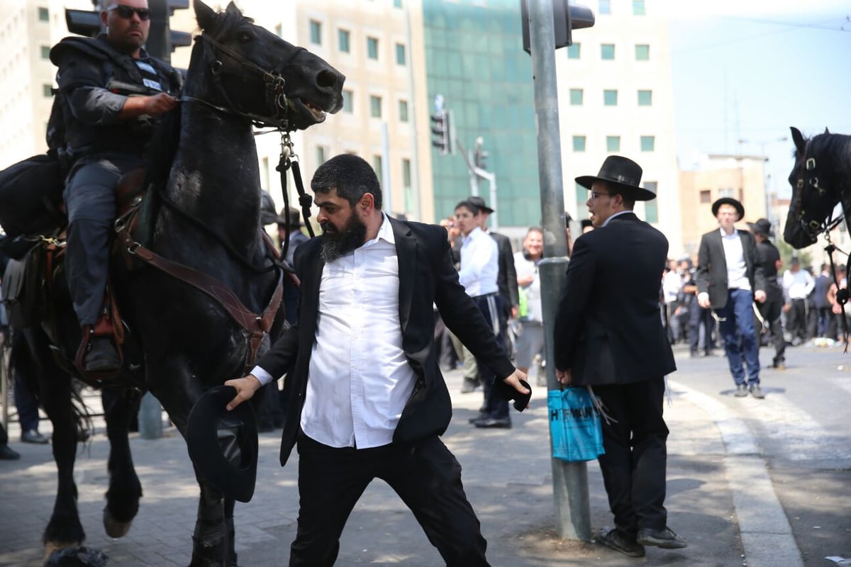 הפגנת 'הפלג',  הגלריה של חיים גולדברג. צפו