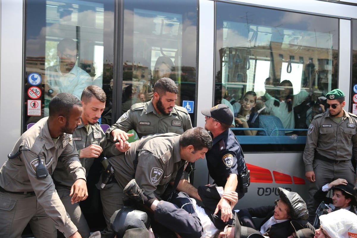 הפגנת 'הפלג',  הגלריה של חיים גולדברג. צפו