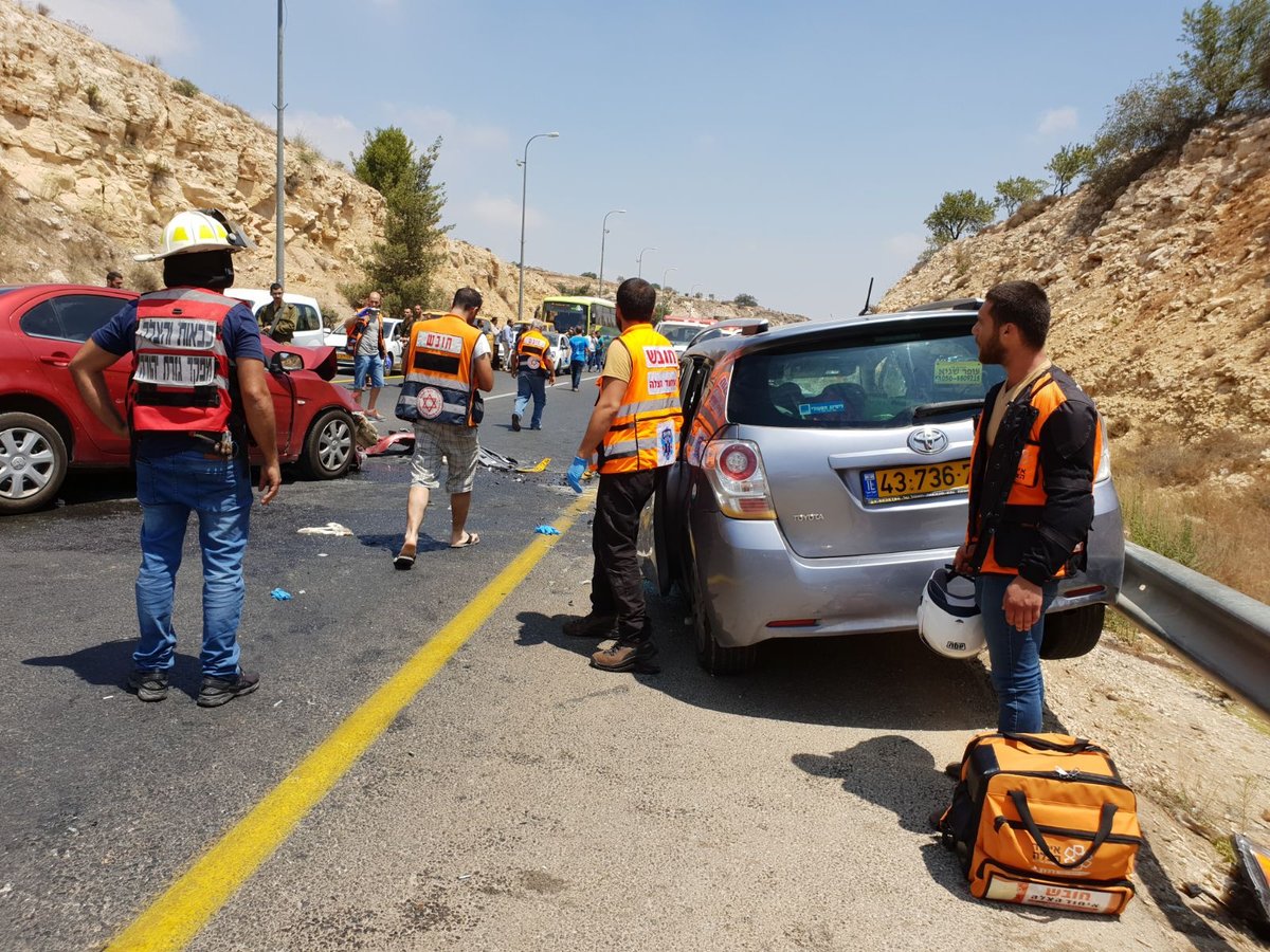 עשרה פצועים בתאונת דרכים חזיתית וקשה