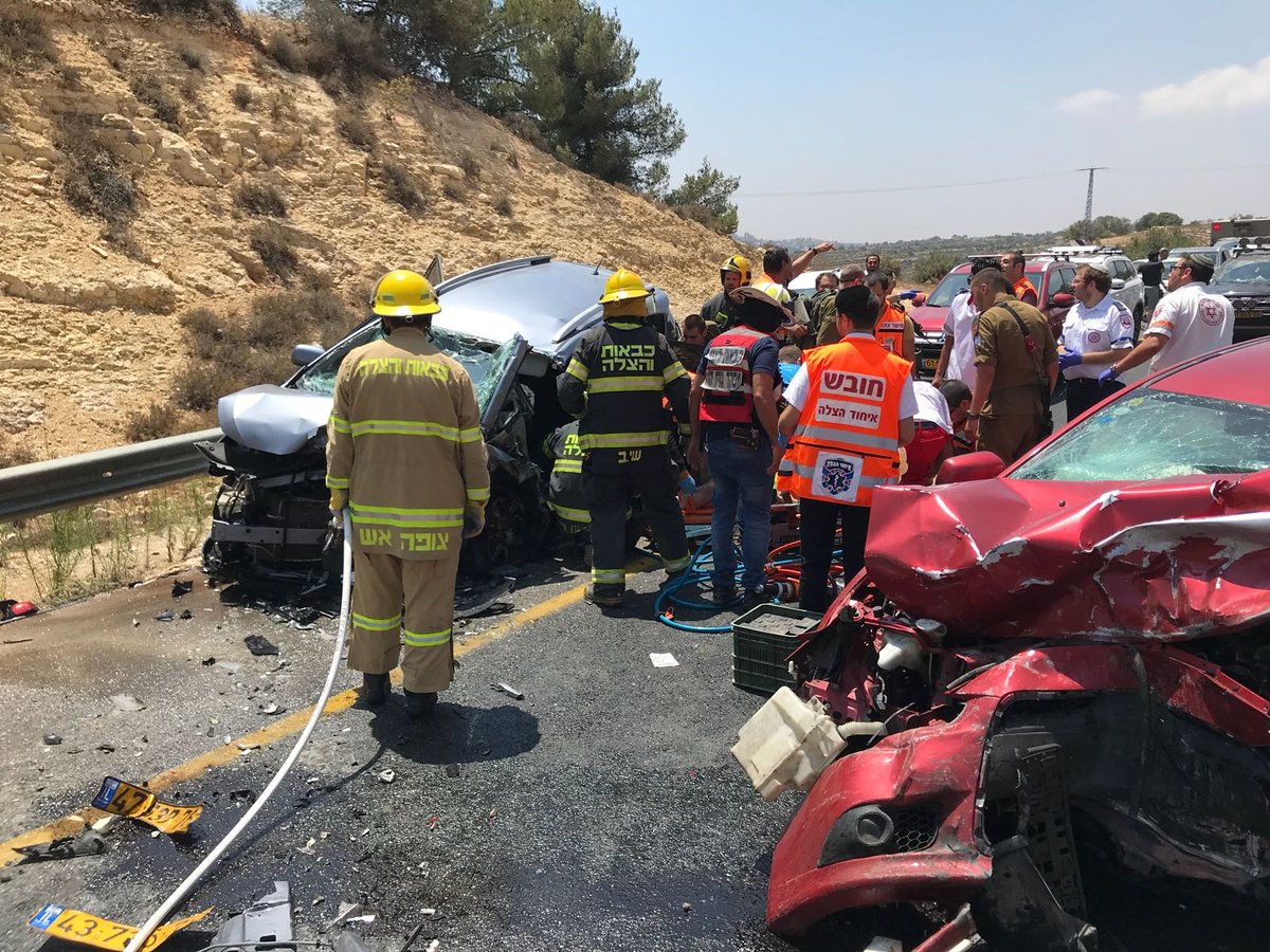 עשרה פצועים בתאונת דרכים חזיתית וקשה