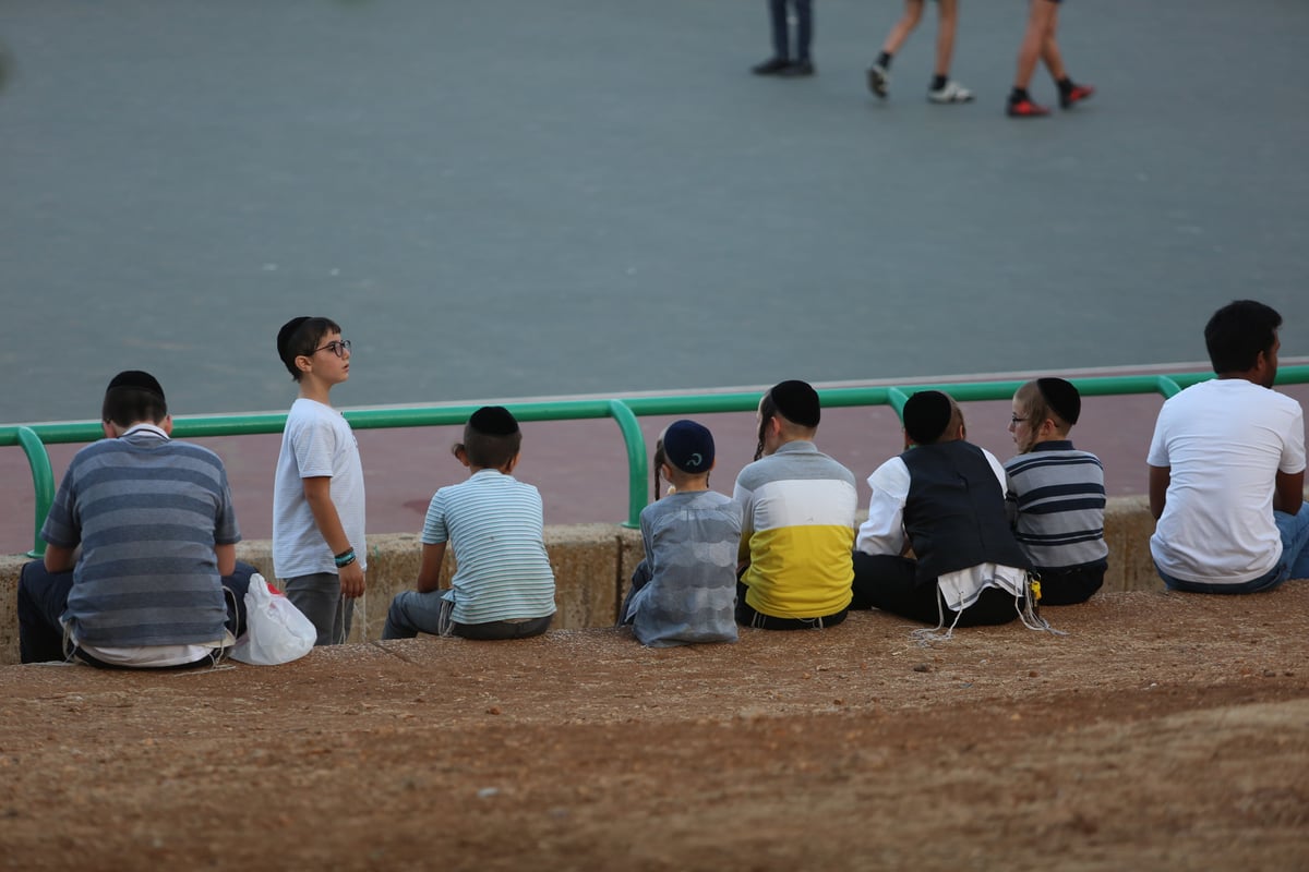 "וקווי השם יחליפו כוח": גלריית בין הזמנים