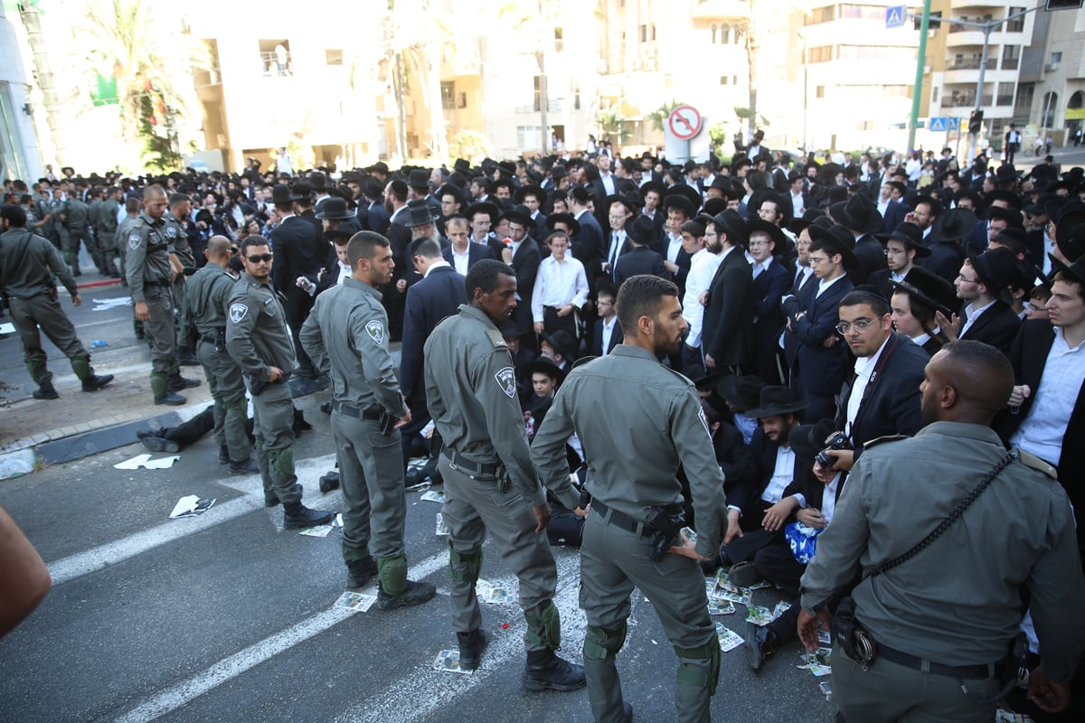 גלי צה"ל למפכ"ל המשטרה: לחקור את האלימות נגד כתב התחנה בהפגנת 'הפלג'