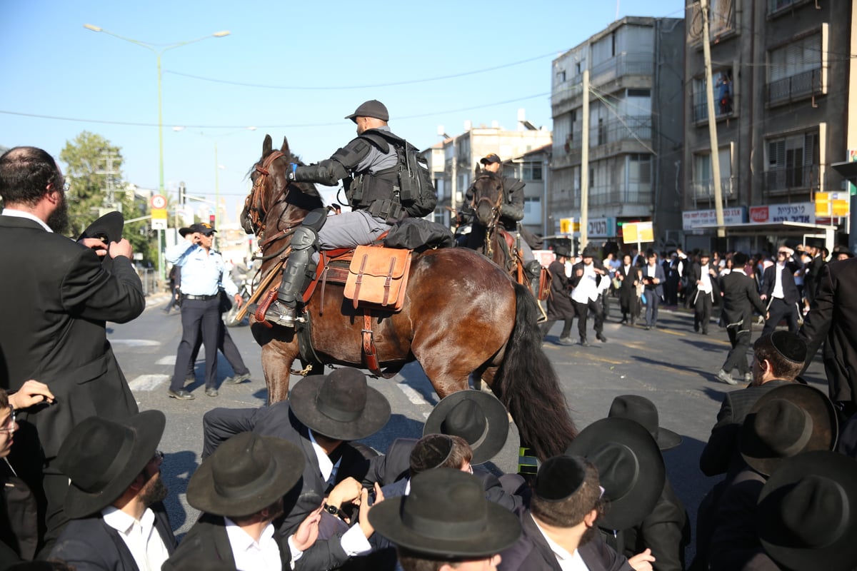 גלי צה"ל למפכ"ל המשטרה: לחקור את האלימות נגד כתב התחנה בהפגנת 'הפלג'