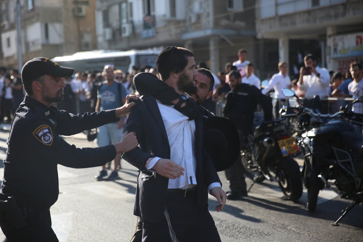 גלי צה"ל למפכ"ל המשטרה: לחקור את האלימות נגד כתב התחנה בהפגנת 'הפלג'