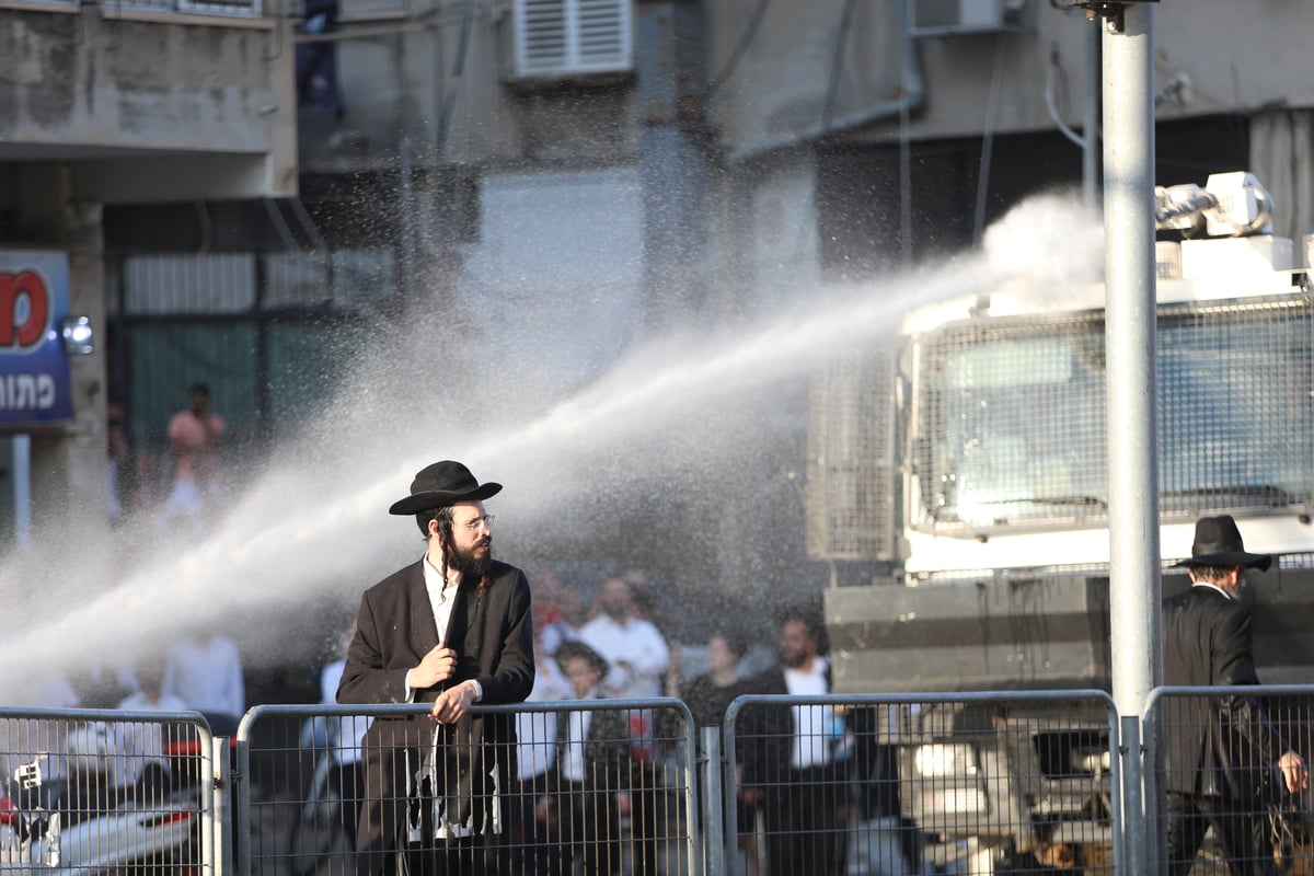 גלי צה"ל למפכ"ל המשטרה: לחקור את האלימות נגד כתב התחנה בהפגנת 'הפלג'