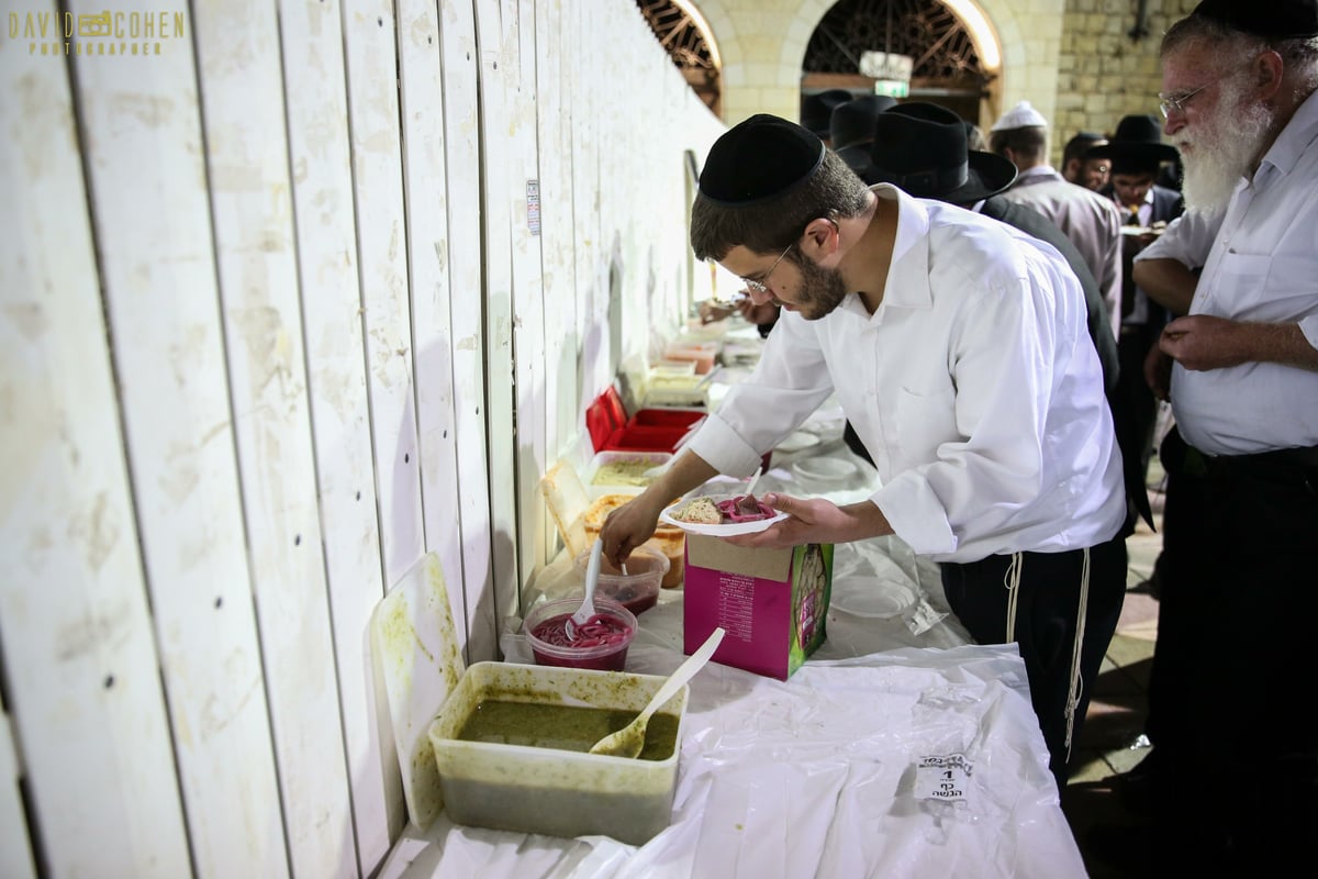 צפו: בני הישיבות חגגו בציון הרשב"י במירון