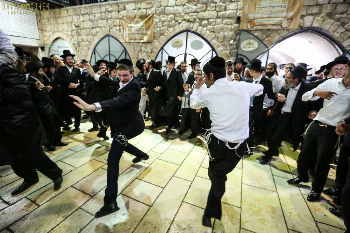 צפו: בני הישיבות חגגו בציון הרשב"י במירון