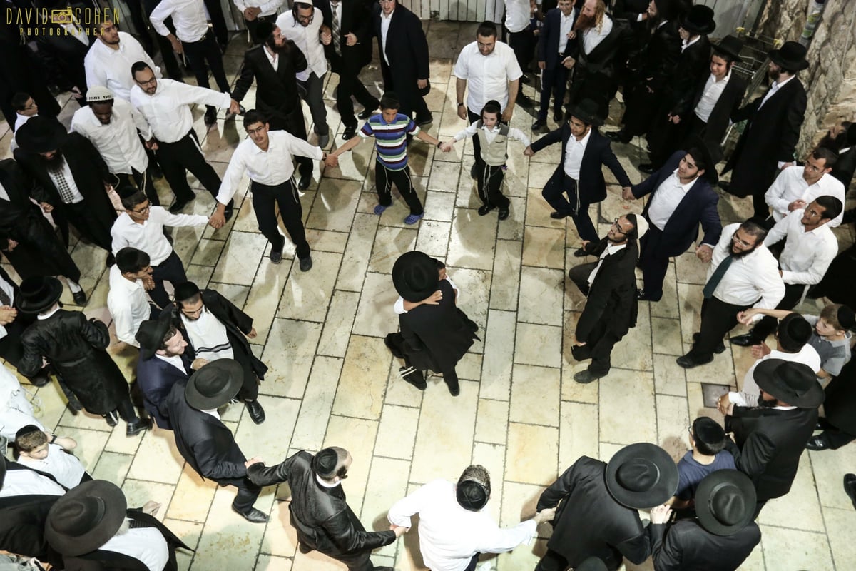 צפו: בני הישיבות חגגו בציון הרשב"י במירון