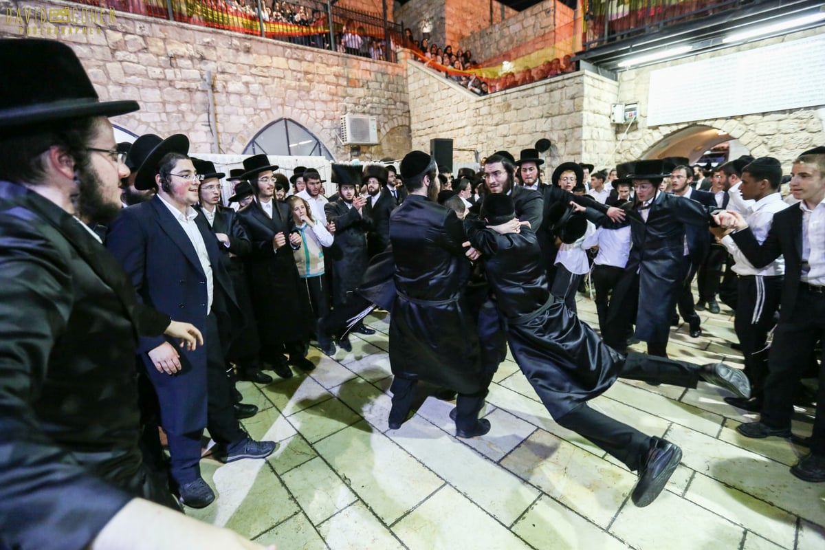 צפו: בני הישיבות חגגו בציון הרשב"י במירון