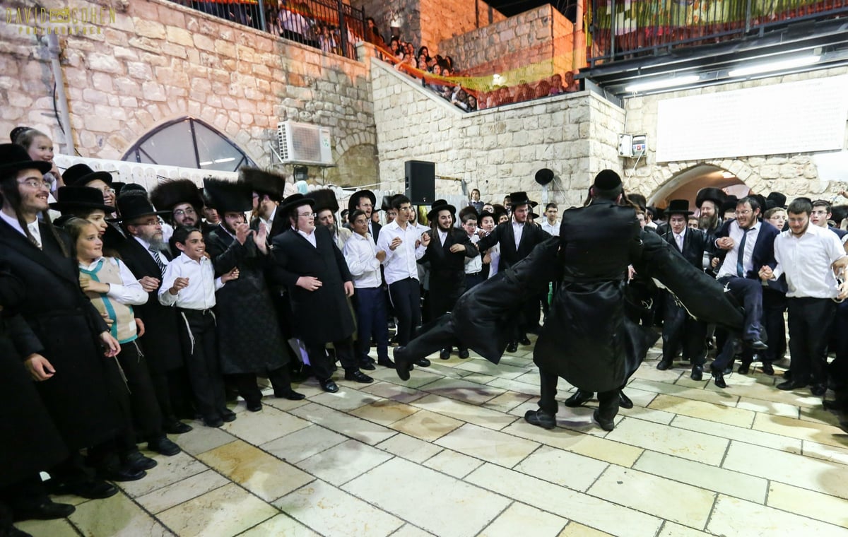 צפו: בני הישיבות חגגו בציון הרשב"י במירון