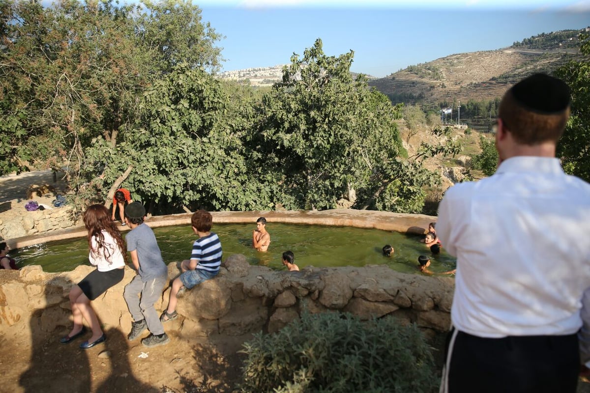 בין הזמנים: חיים גולדברג עם הרוחצים במעיין עין לבן