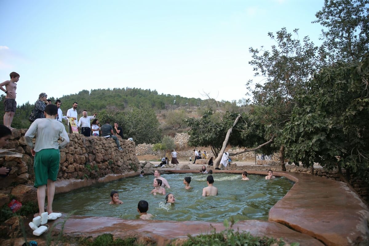 בין הזמנים: חיים גולדברג עם הרוחצים במעיין עין לבן