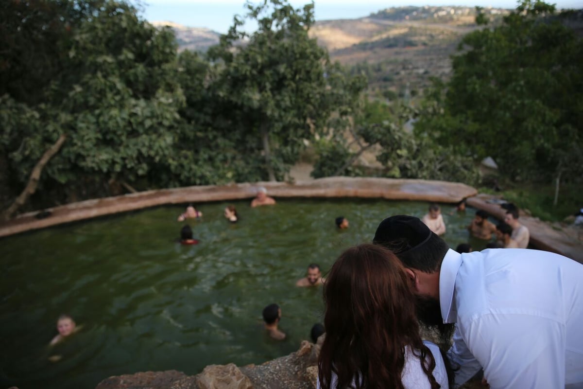 בין הזמנים: חיים גולדברג עם הרוחצים במעיין עין לבן