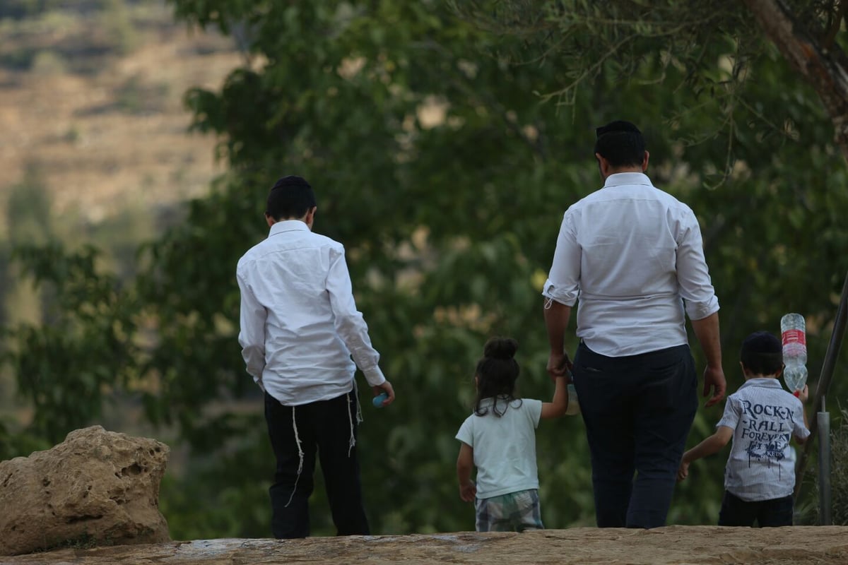 בין הזמנים: חיים גולדברג עם הרוחצים במעיין עין לבן