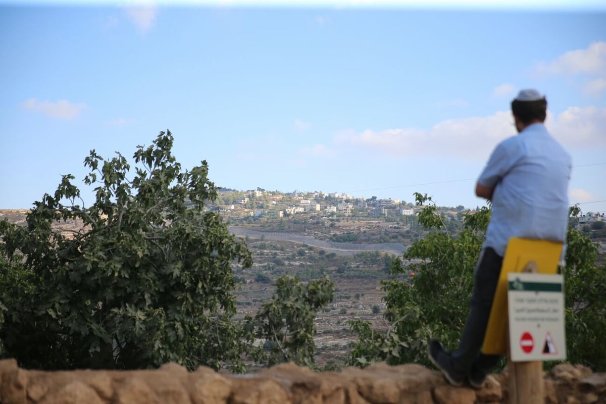 בין הזמנים: חיים גולדברג עם הרוחצים במעיין עין לבן