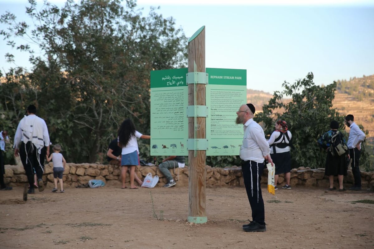 בין הזמנים: חיים גולדברג עם הרוחצים במעיין עין לבן