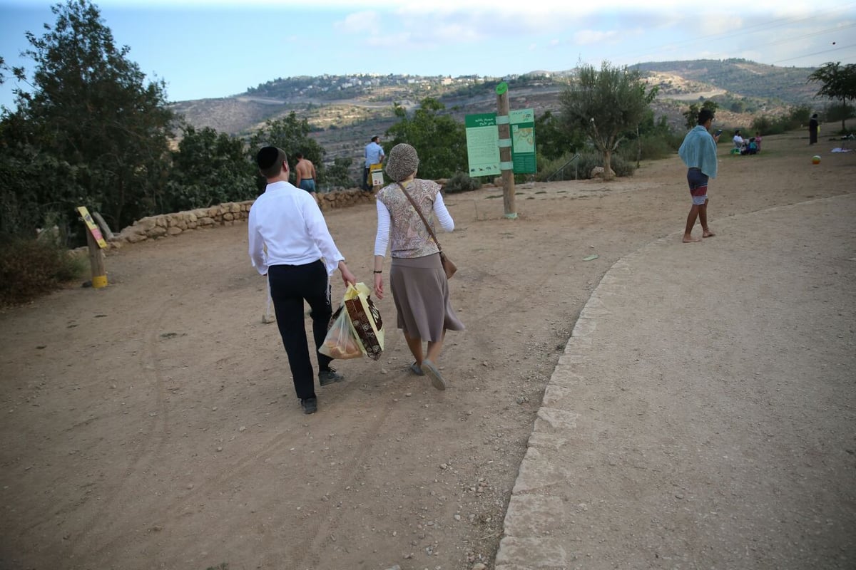 בין הזמנים: חיים גולדברג עם הרוחצים במעיין עין לבן