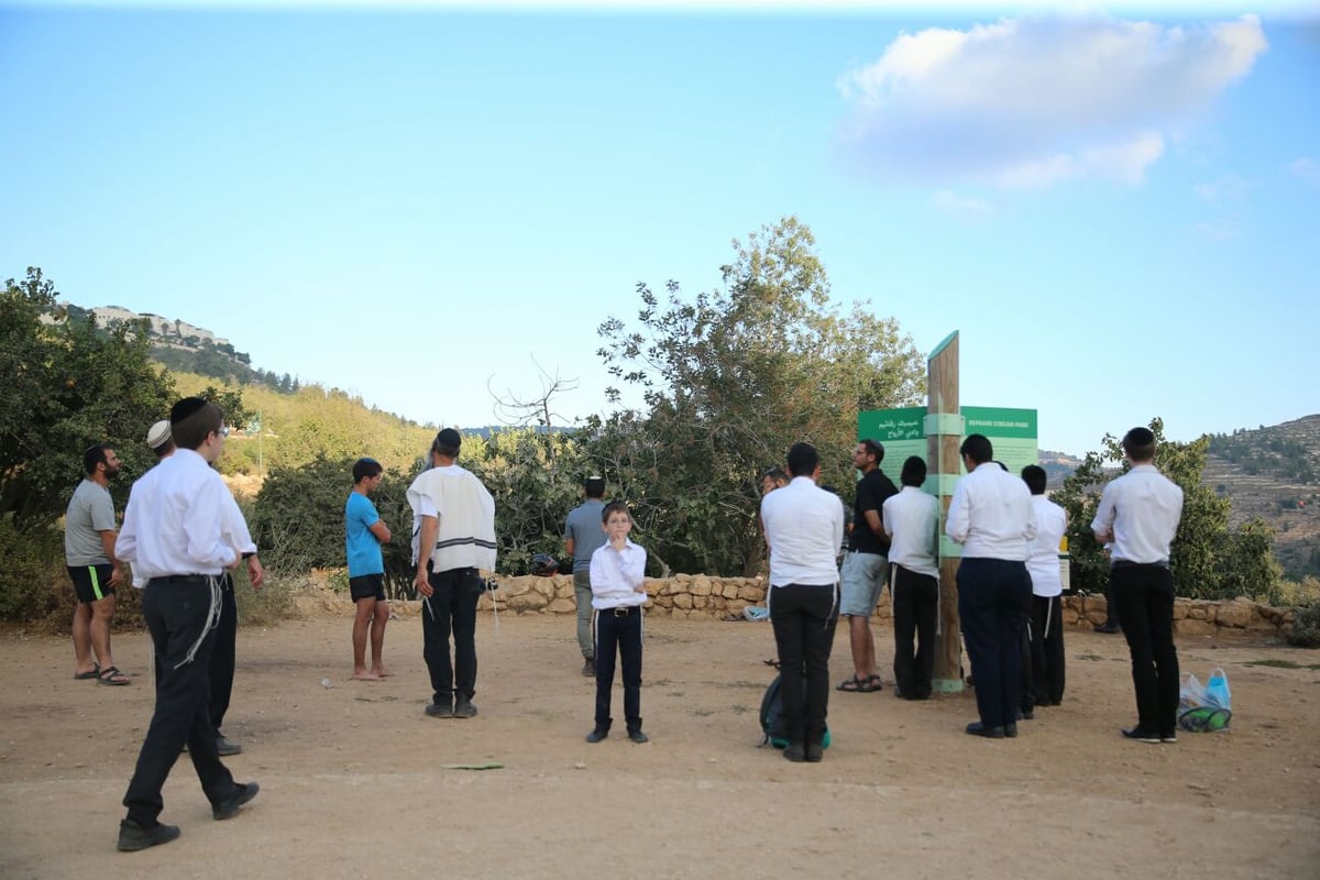 בין הזמנים: חיים גולדברג עם הרוחצים במעיין עין לבן