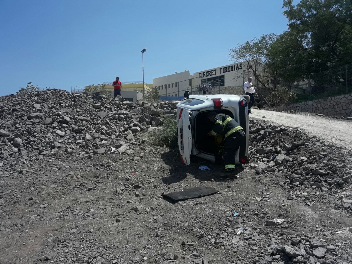 טבריה: אם וארבעת ילדיה התהפכו עם רכבם ונפצעו