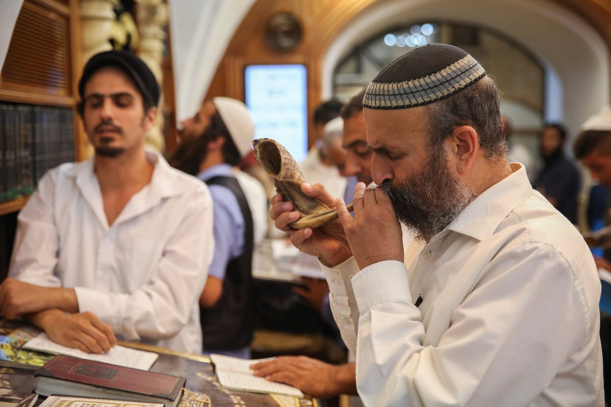 כשרבי אלימלך בידרמן אמר סליחות עם הספרדים • צפו