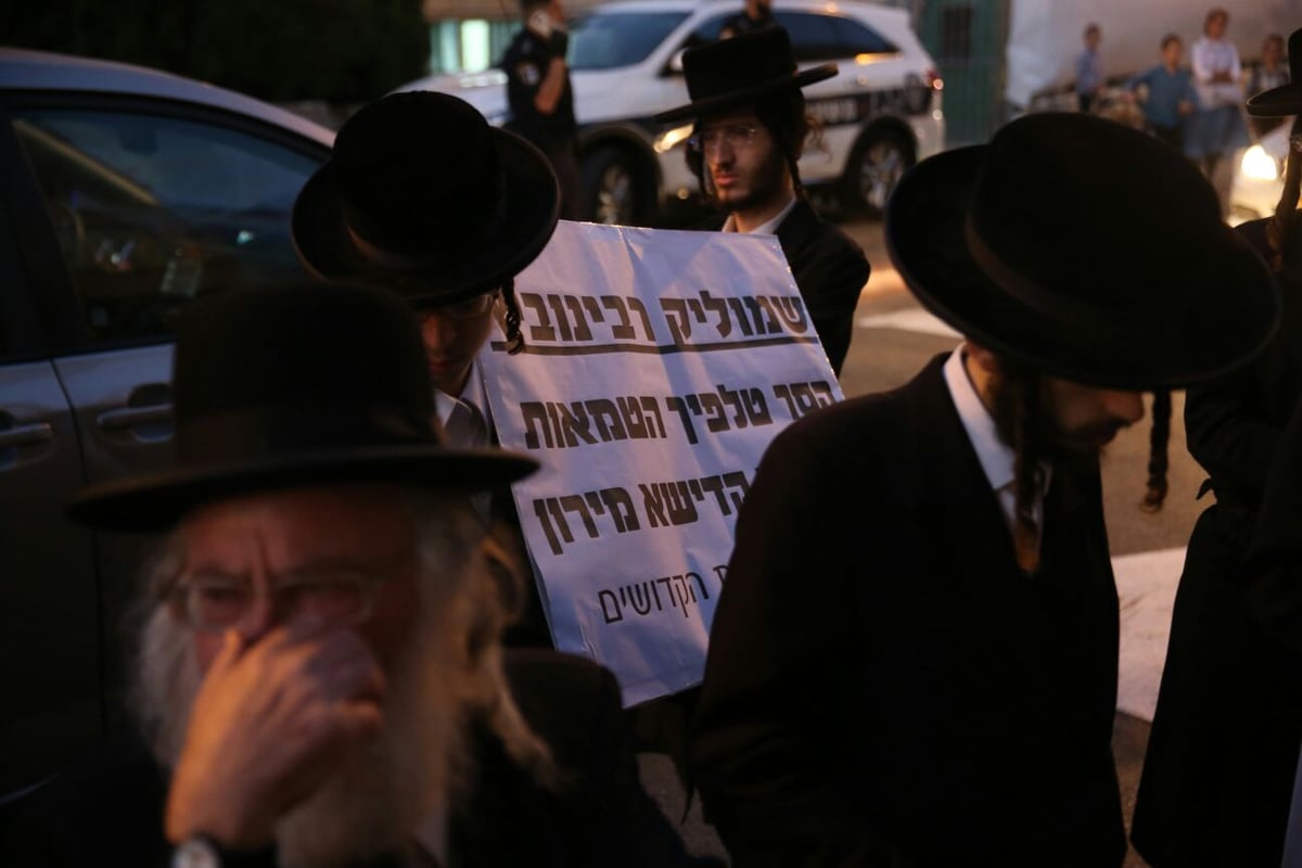 צפו: הקיצונים הפגינו בבית הגר"ש רבינוביץ