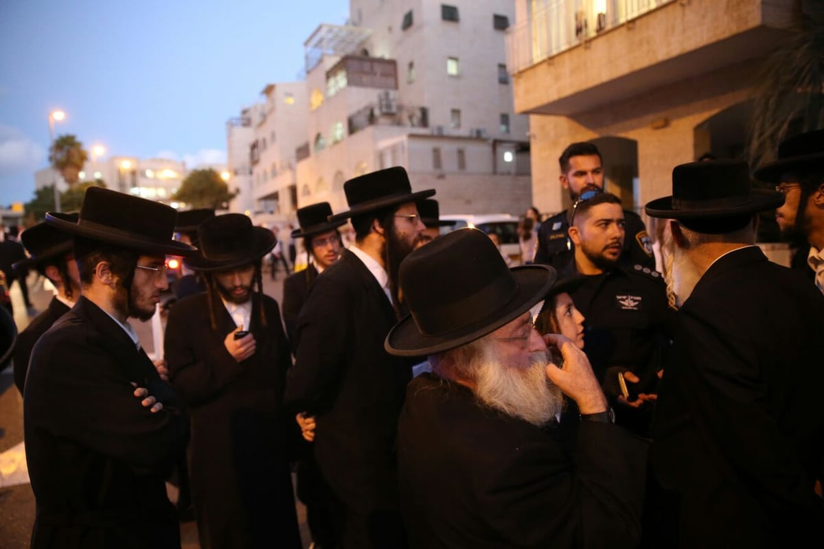 צפו: הקיצונים הפגינו בבית הגר"ש רבינוביץ