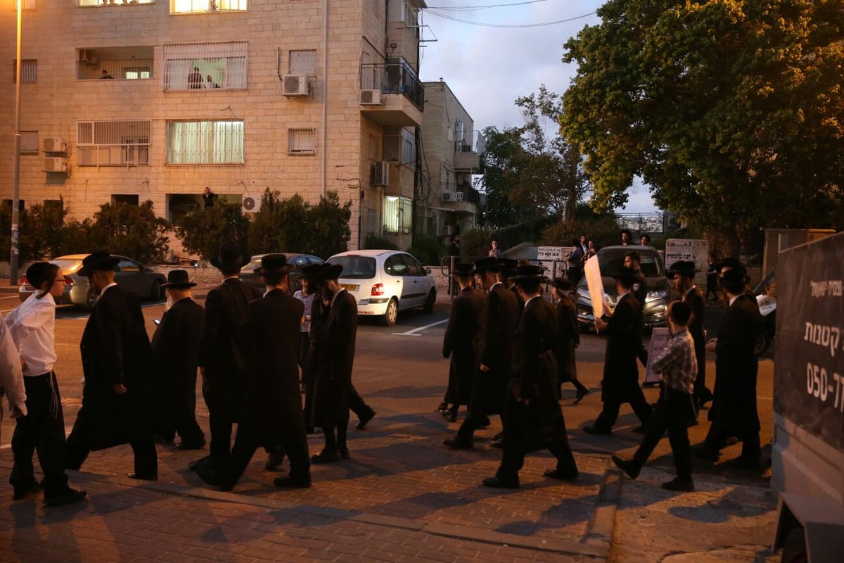 צפו: הקיצונים הפגינו בבית הגר"ש רבינוביץ