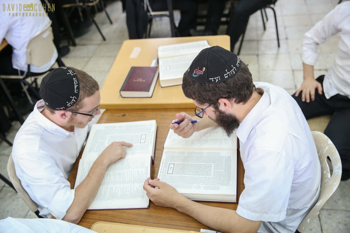 תיעוד: כך פתחו את 'זמן אלול' בישיבת חב"ד