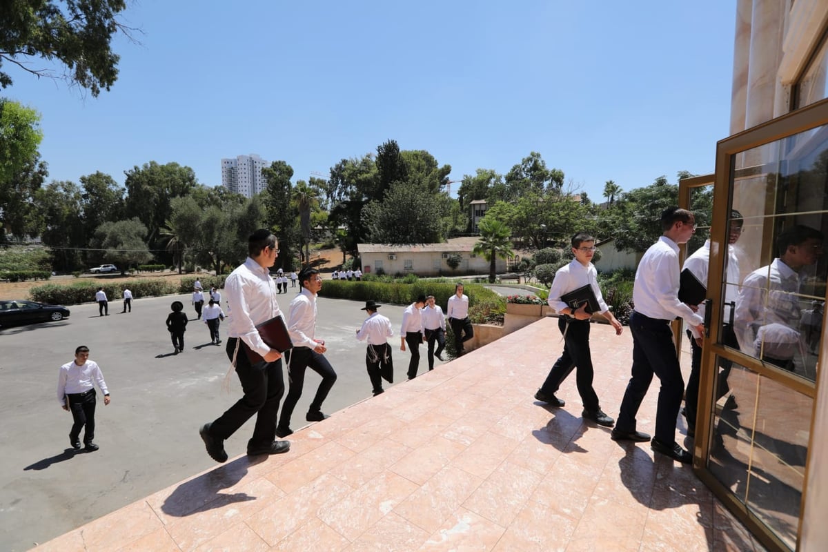 ניתוק מהווי הרחוב עם 'ראש בריא' • ישיבת "עטרת שלמה"