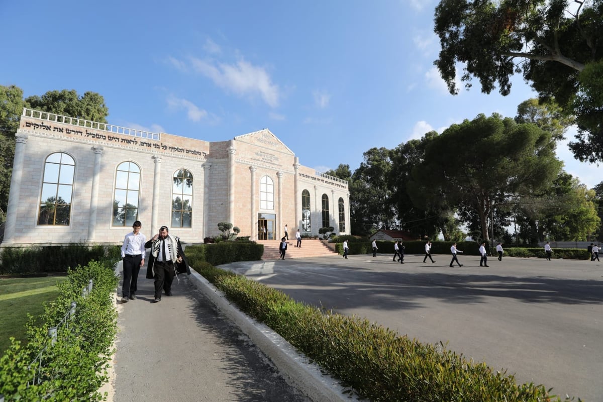 ניתוק מהווי הרחוב עם 'ראש בריא' • ישיבת "עטרת שלמה"