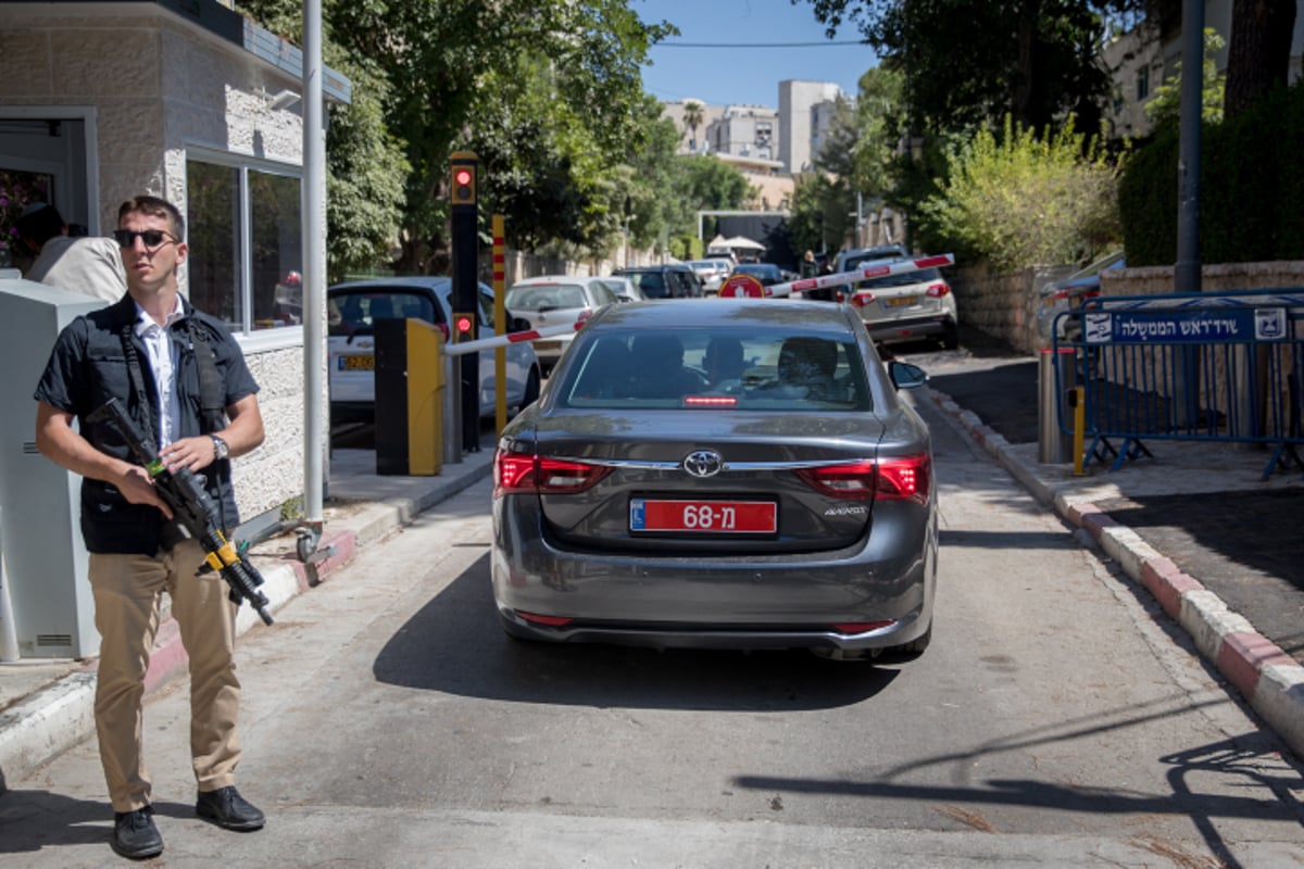 החוקרים בפתח בית ראה"מ לפני כחודש