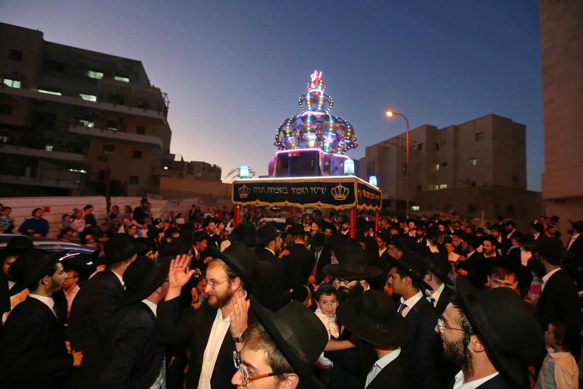 הכנסת ספר תורה לישיבת הגר"מ שטרנבוך • צפו