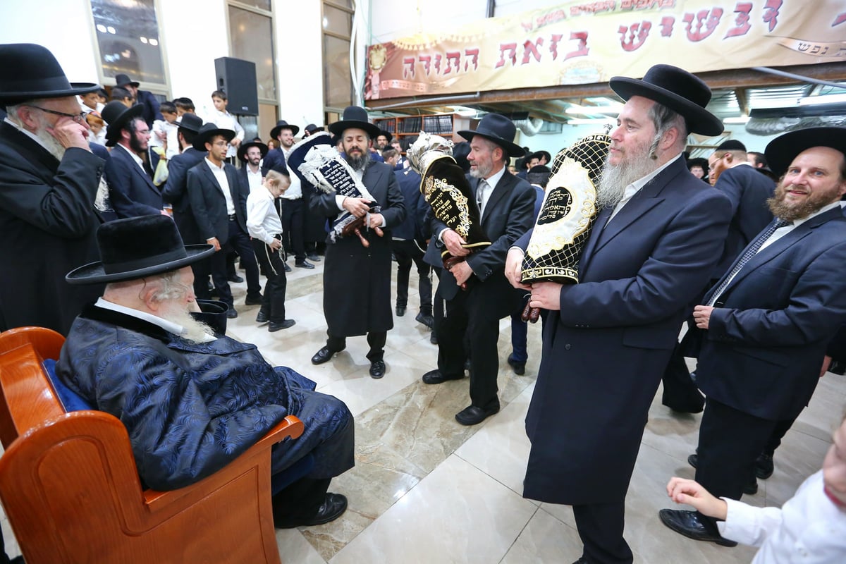 הכנסת ספר תורה לישיבת הגר"מ שטרנבוך • צפו