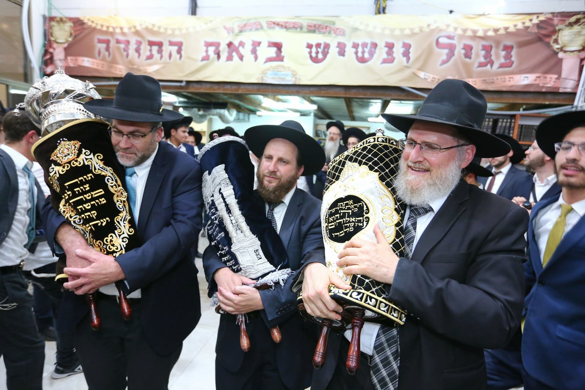 הכנסת ספר תורה לישיבת הגר"מ שטרנבוך • צפו